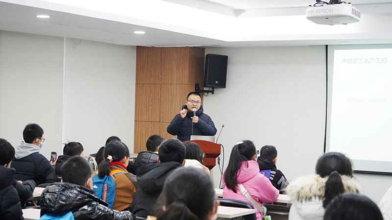 講座中，聲學(xué)專家辜磊與學(xué)生們進行互動交流